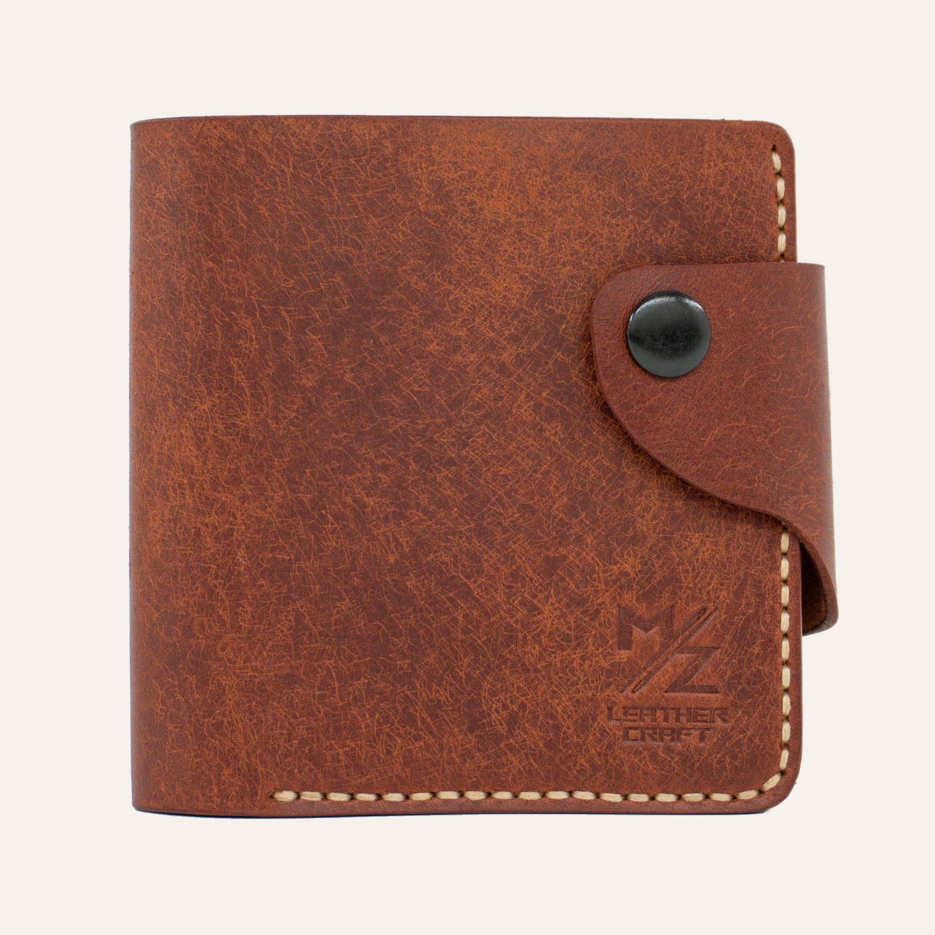 MZ Leather Craft çıtçıtlı yatay kiremit Buttero deri klasik erkek cüzdanı, kapalı önden görünüm ve kontrast kahverengi el dikişi detayları | MZ Leather Craft classic horizontal chestnut Buttero leather bifold wallet with snap closure, closed front view with brown hand-stitching