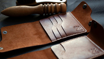 MZ Leather Craft el yapımı Dil Kapaklı Cüzdan modelleri; el dikimi kart bölmeleri, damgalı logo detayı ve arka planda net bir şekilde görünen ahşap perdah (kenar parlatma) aleti.