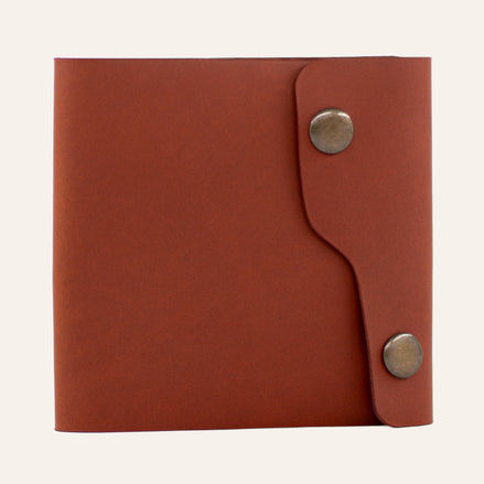 MZ Leather Craft çift çıtçıtlı dil kapaklı kiremit Buttero deri erkek cüzdanı, kapalı önden görünüm ve asimetrik kapak tasarımı | MZ Leather Craft Tongue-Flap Wallet - Chestnut Buttero Leather, closed front view showcasing the asymmetrical flap design and double-snap closure
