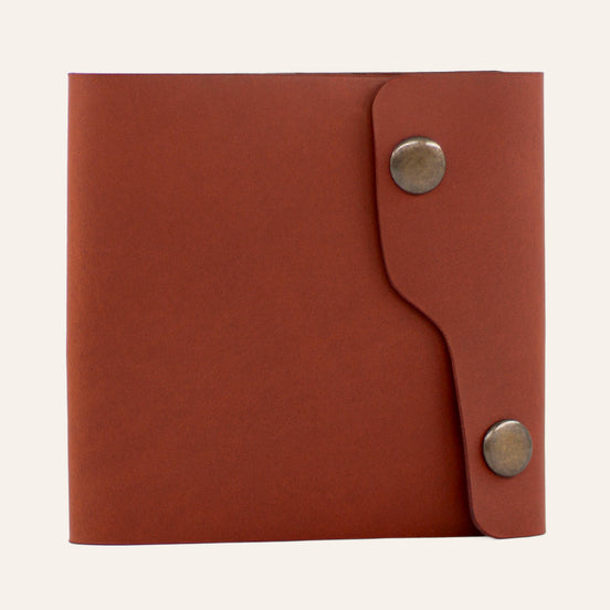 MZ Leather Craft çift çıtçıtlı dil kapaklı kiremit Buttero deri erkek cüzdanı, kapalı önden görünüm ve asimetrik kapak tasarımı | MZ Leather Craft Tongue-Flap Wallet - Chestnut Buttero Leather, closed front view showcasing the asymmetrical flap design and double-snap closure
