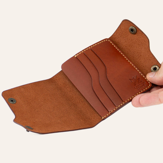 MZ Leather Craft açık dil kapaklı kiremit Buttero deri cüzdan, el ile tutulan boş iç görünüm, kıvrımlı kart yuvaları ve sarı el dikişi detayları | MZ Leather Craft Tongue-Flap Wallet - Chestnut Buttero Leather open interior view held by hand, showcasing empty curved card slots and yellow hand-stitching details