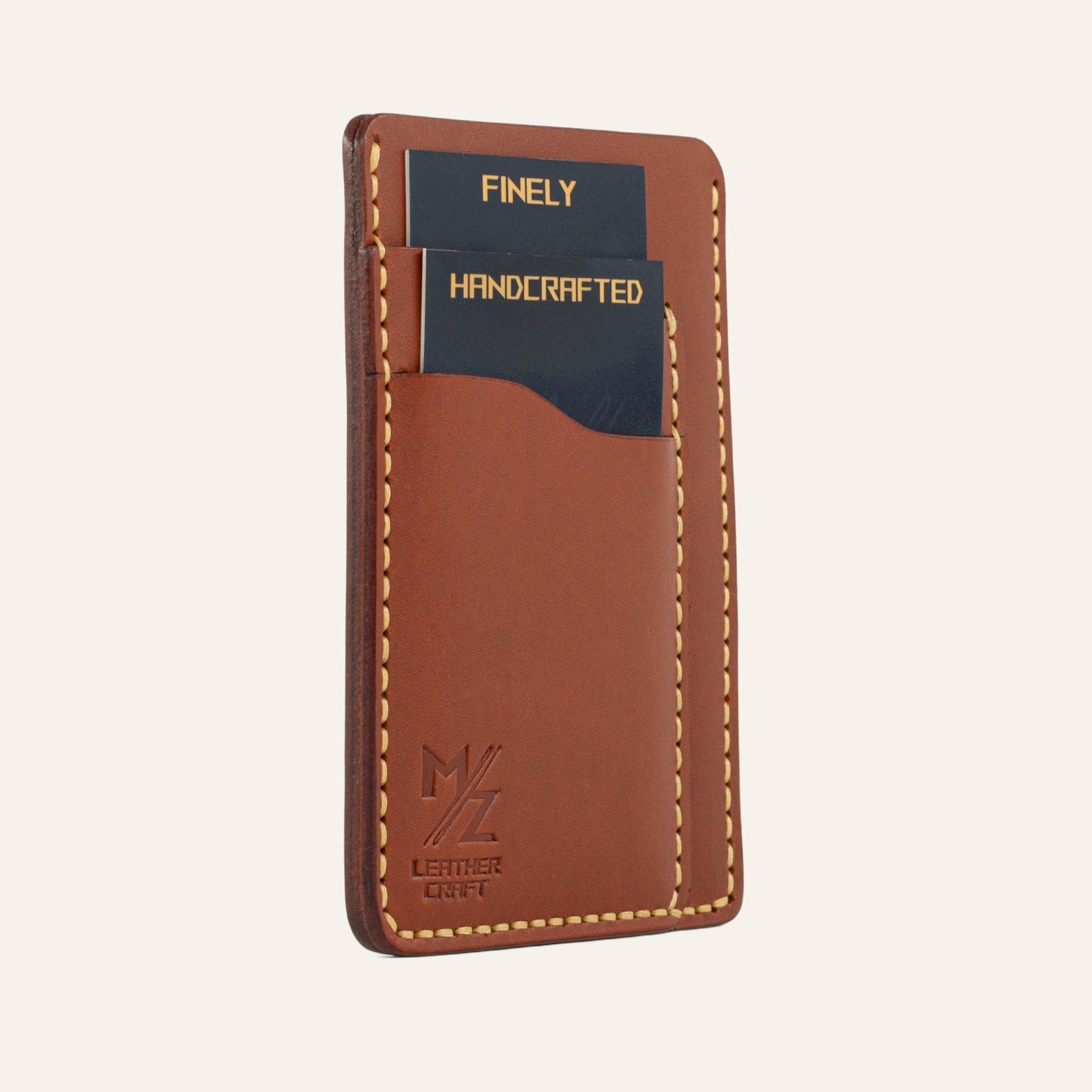 Kiremit rengi Buttero deri dikey kartlığın sol profil görünümü ve netlenmiş MZ Leather Craft logo baskısı