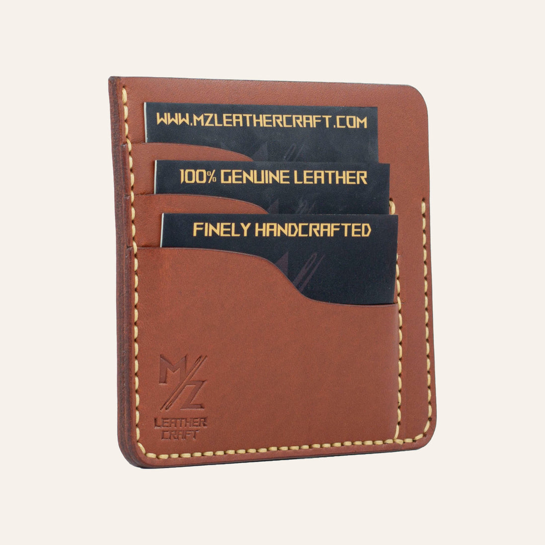 MZ Leather Craft kiremit Buttero deri ters cüzdan, kartlarla dolu hafif açılı sol profil görünümü, mat yüzey dokusu ve sarı el dikişi hattı | The Inverse Wallet - Chestnut Buttero Leather by MZ Leather Craft, closed slightly angled left profile view filled with cards, showing matte surface texture and yellow hand-stitching line