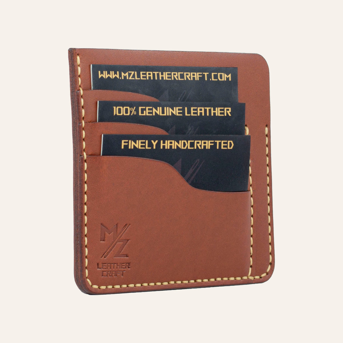 MZ Leather Craft kiremit Buttero deri ters cüzdan, kartlarla dolu hafif açılı sol profil görünümü, mat yüzey dokusu ve sarı el dikişi hattı | The Inverse Wallet - Chestnut Buttero Leather by MZ Leather Craft, closed slightly angled left profile view filled with cards, showing matte surface texture and yellow hand-stitching line