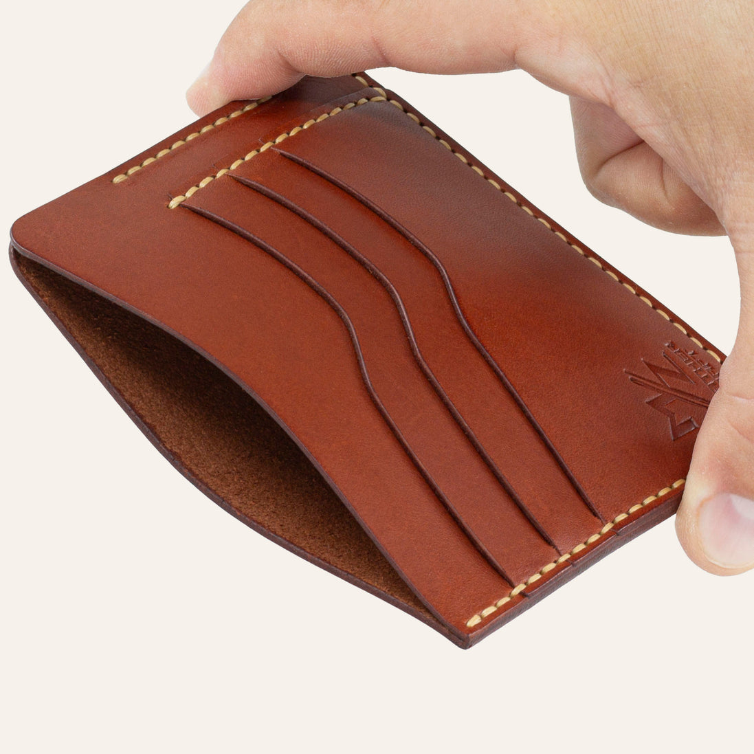 MZ Leather Craft kiremit Buttero deri ters cüzdan, el ile tutulan hafif açılı boş görünüm, ana bölmeyi ve sarı saraç dikişi detaylarını gösteren açı | The Inverse Wallet - Chestnut Buttero Leather by MZ Leather Craft, empty view held by hand at a slight angle, showcasing the main compartment and yellow saddle-stitching details