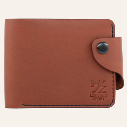 MZ Leather Craft çıtçıtlı kiremit Buttero deri klasik erkek cüzdanı, kapalı önden görünüm ve kontrast siyah el dikişi detayları | MZ Leather Craft classic Chestnut Buttero leather bifold wallet with snap closure, closed front view with black hand-stitching