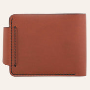 MZ Leather Craft çıtçıtlı kiremit Buttero deri klasik erkek cüzdanı arka görünüm, kapama dili bağlantısı ve kontrast siyah el dikişi detayları | MZ Leather Craft classic Chestnut Buttero leather bifold wallet back view, closure strap attachment and black hand-stitching details