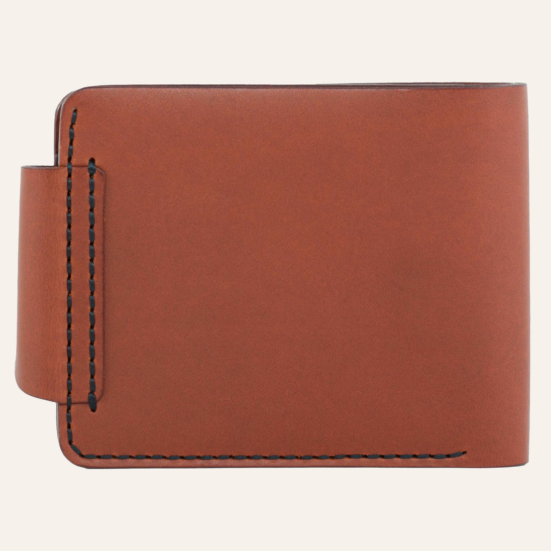 MZ Leather Craft çıtçıtlı kiremit Buttero deri klasik erkek cüzdanı arka görünüm, kapama dili bağlantısı ve kontrast siyah el dikişi detayları | MZ Leather Craft classic Chestnut Buttero leather bifold wallet back view, closure strap attachment and black hand-stitching details
