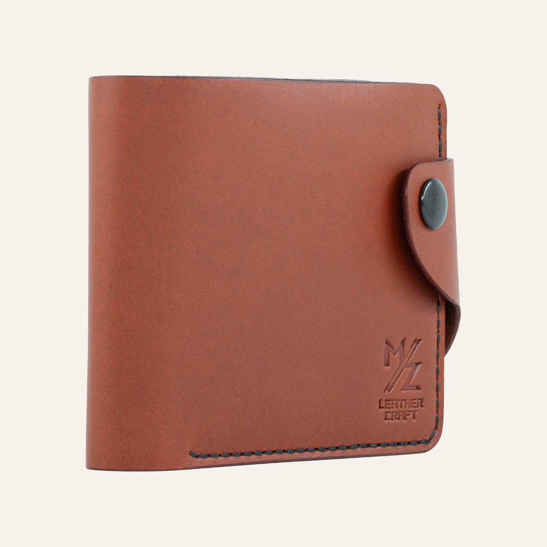 MZ Leather Craft hafif açılı kiremit Buttero deri klasik erkek cüzdanı, kapalı duruş ve kontrast siyah el dikişi detayları | MZ Leather Craft slightly angled Chestnut Buttero leather classic bifold wallet, closed position showing edge structure and black hand-stitching details