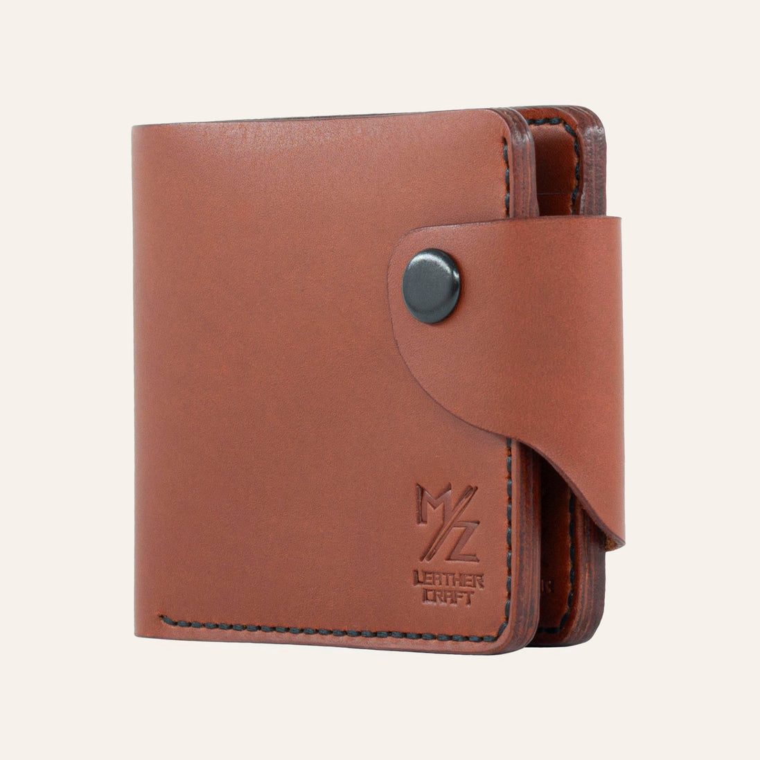 MZ Leather Craft kiremit Buttero deri klasik cüzdan, yandan kapalı duruş ve siyah el dikişi detayları, sağlam çıtçıtlı kapama dili ile | MZ Leather Craft Chestnut Buttero leather classic bifold wallet, side profile view of closed wallet with black hand-stitching details and secure snap closure strap