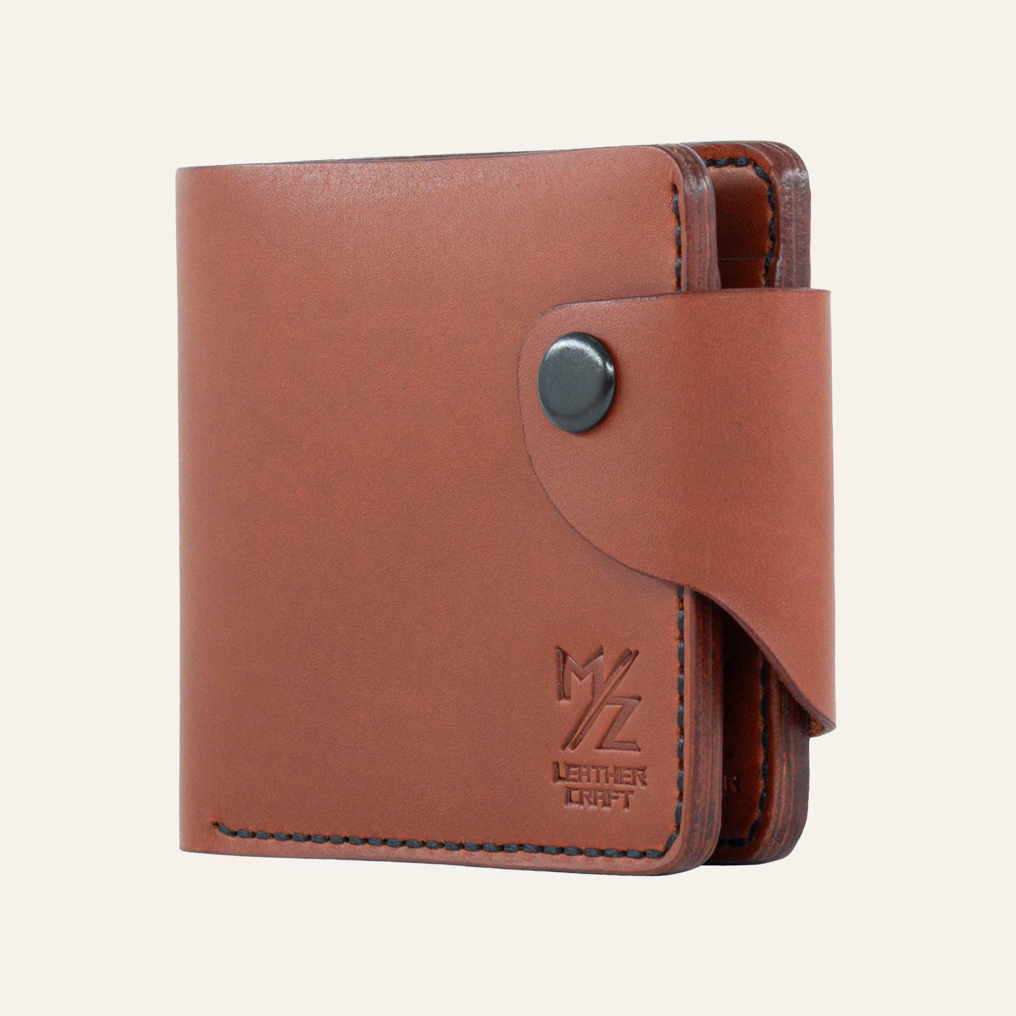 MZ Leather Craft kiremit Buttero deri klasik cüzdan, yandan kapalı duruş ve siyah el dikişi detayları, sağlam çıtçıtlı kapama dili ile | MZ Leather Craft Chestnut Buttero leather classic bifold wallet, side profile view of closed wallet with black hand-stitching details and secure snap closure strap