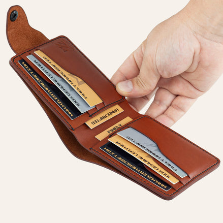 MZ Leather Craft açık kiremit Buttero deri klasik erkek cüzdanı iç görünüm, dikey kart yuvaları, gizli bölmeler ve kontrast siyah el dikişi detayları | MZ Leather Craft open Chestnut Buttero leather classic bifold wallet inside view showing vertical card slots, hidden compartments, and black hand-stitching details