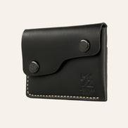 MZ Leather Craft siyah Buttero deri kapaklı minimalist cüzdan, kapalı hafif açılı sağ profil görünümü, çift çıtçıt detayı ve asimetrik kapak yapısı | Minimalist Snap-Flap Leather Wallet - Black Buttero Leather by MZ Leather Craft, closed slightly angled right profile view highlighting the double-snap closure and asymmetrical flap structure