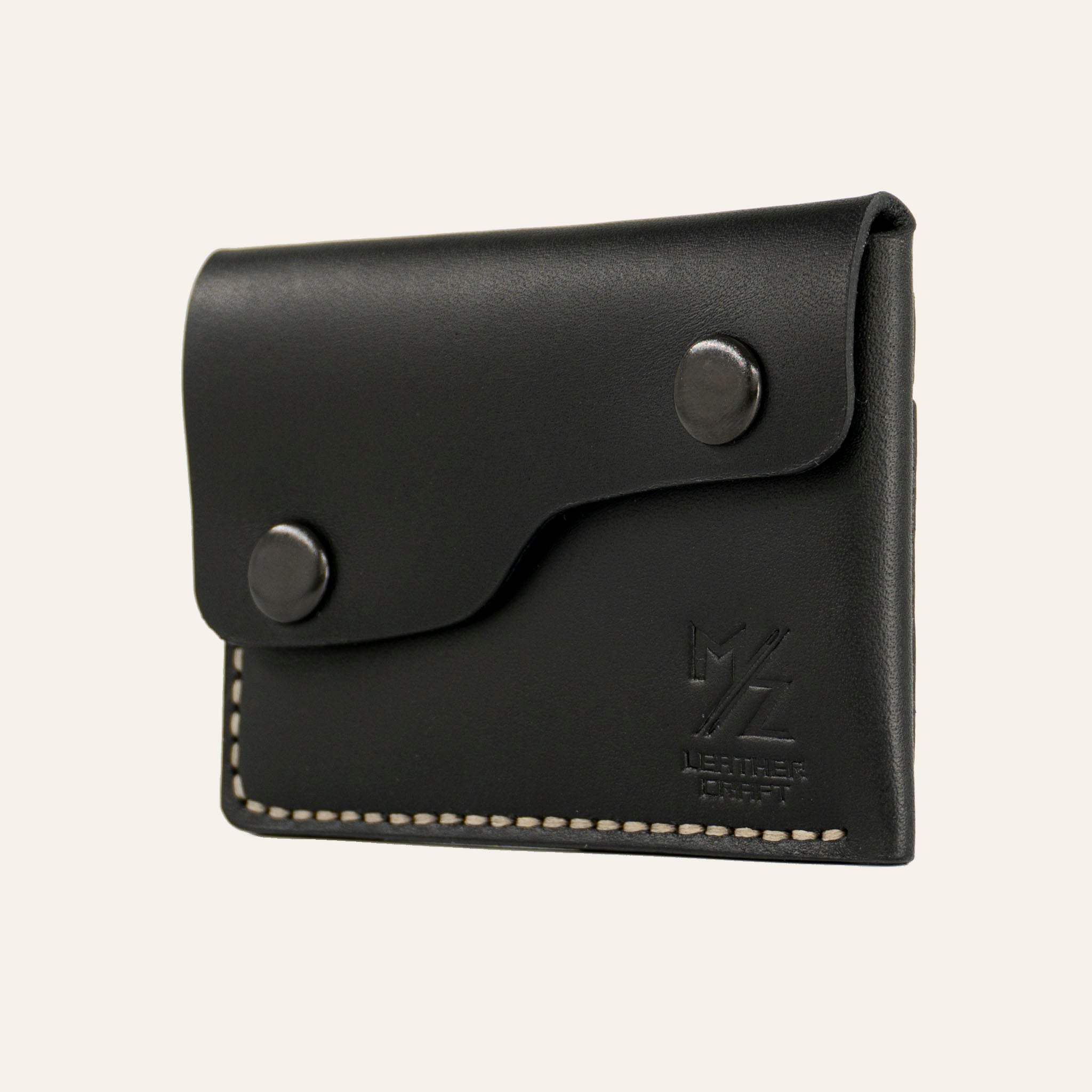 MZ Leather Craft siyah Buttero deri kapaklı minimalist cüzdan, kapalı hafif açılı sağ profil görünümü, çift çıtçıt detayı ve asimetrik kapak yapısı | Minimalist Snap-Flap Leather Wallet - Black Buttero Leather by MZ Leather Craft, closed slightly angled right profile view highlighting the double-snap closure and asymmetrical flap structure