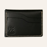 MZ Leather Craft çift çıtçıtlı kapaklı minimalist siyah Buttero deri cüzdan boş arka görünüm, kıvrımlı iki adet kart yuvası, açık gri saraç dikişleri ve kabartmalı MZ logosu | Minimalist Snap-Flap Leather Wallet - Black Buttero Leather by MZ Leather Craft back view, showing two empty curved card slots, light gray saddle stitching, and embossed MZ logo