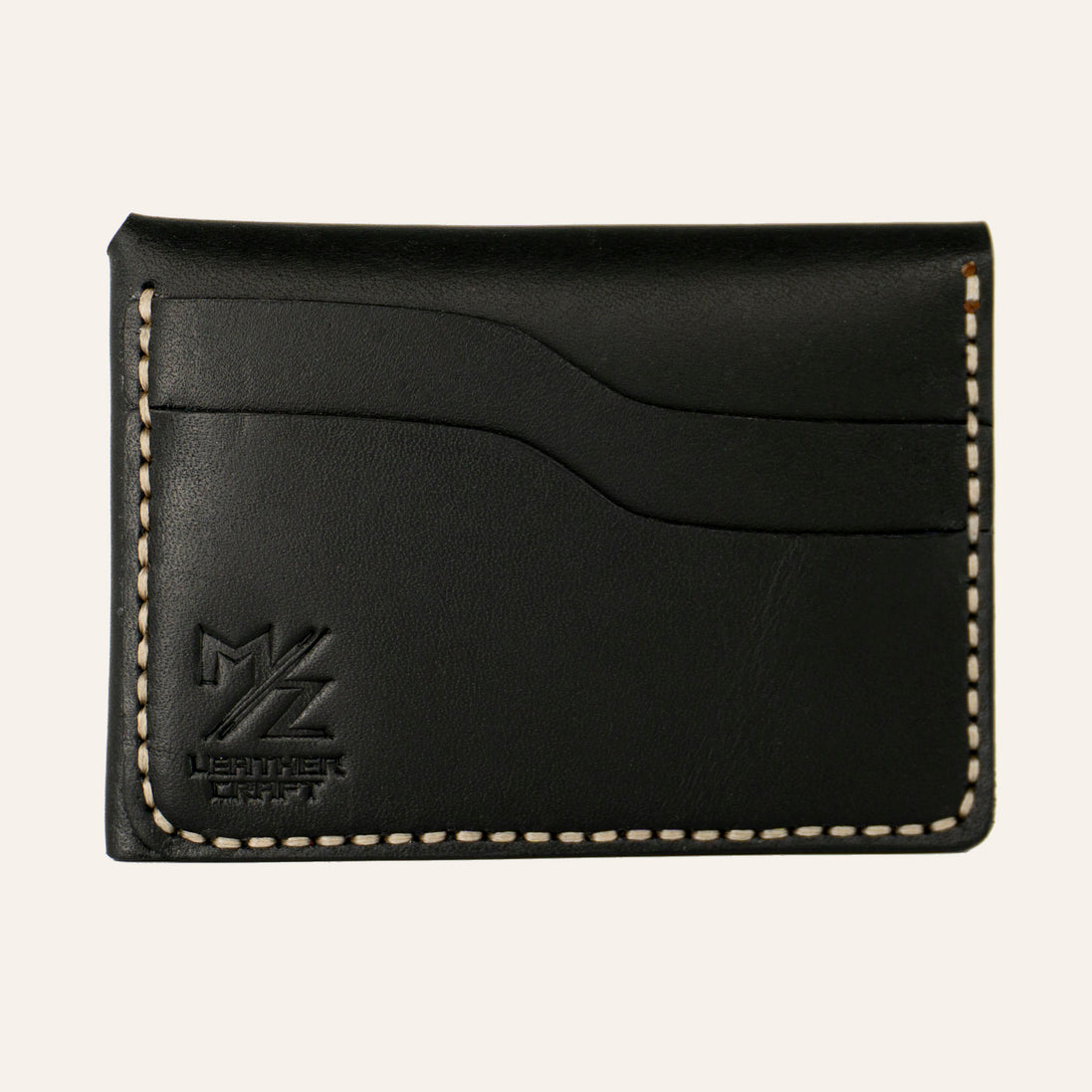 MZ Leather Craft çift çıtçıtlı kapaklı minimalist siyah Buttero deri cüzdan boş arka görünüm, kıvrımlı iki adet kart yuvası, açık gri saraç dikişleri ve kabartmalı MZ logosu | Minimalist Snap-Flap Leather Wallet - Black Buttero Leather by MZ Leather Craft back view, showing two empty curved card slots, light gray saddle stitching, and embossed MZ logo