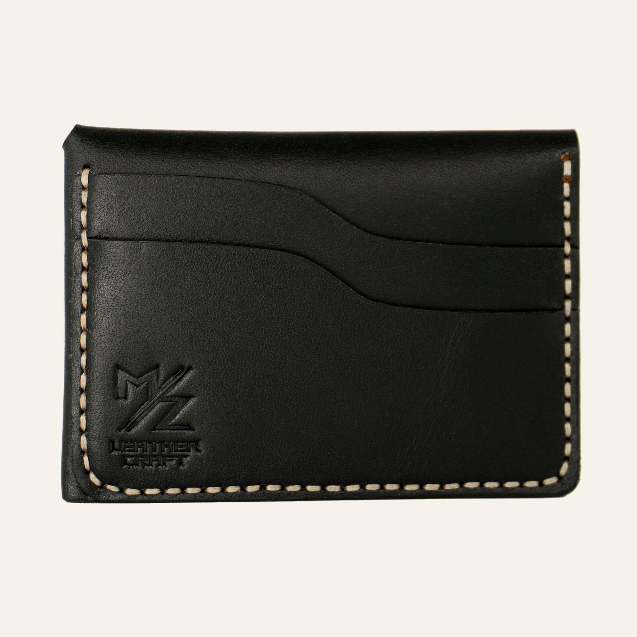 MZ Leather Craft çift çıtçıtlı kapaklı minimalist siyah Buttero deri cüzdan boş arka görünüm, kıvrımlı iki adet kart yuvası, açık gri saraç dikişleri ve kabartmalı MZ logosu | Minimalist Snap-Flap Leather Wallet - Black Buttero Leather by MZ Leather Craft back view, showing two empty curved card slots, light gray saddle stitching, and embossed MZ logo