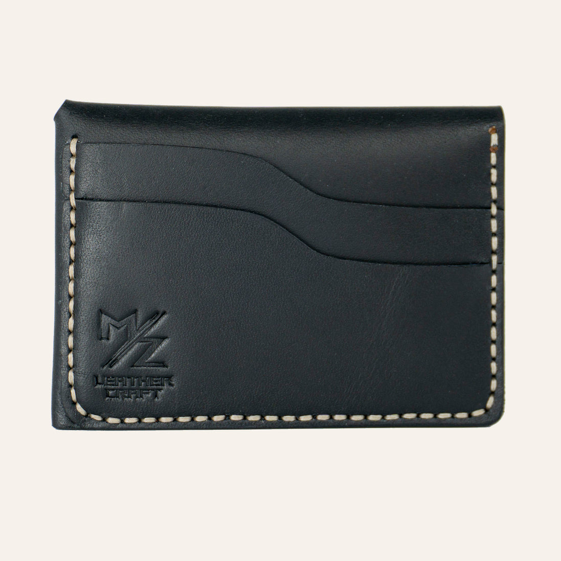 Siyah Buttero deri üzerinde el dikişi (Saddle Stitch) ustalığı