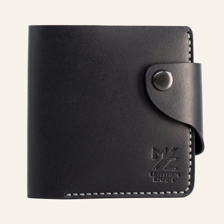MZ Leather Craft çıtçıtlı yatay siyah Buttero deri klasik erkek cüzdanı, kapalı önden görünüm ve kontrast gri el dikişi detayları | MZ Leather Craft classic horizontal black Buttero leather bifold wallet with snap closure, closed front view with gray hand-stitching