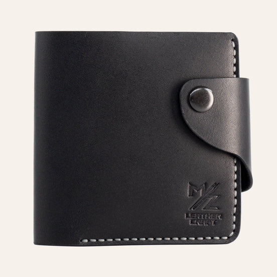 MZ Leather Craft çıtçıtlı yatay siyah Buttero deri klasik erkek cüzdanı, kapalı önden görünüm ve kontrast gri el dikişi detayları | MZ Leather Craft classic horizontal black Buttero leather bifold wallet with snap closure, closed front view with gray hand-stitching