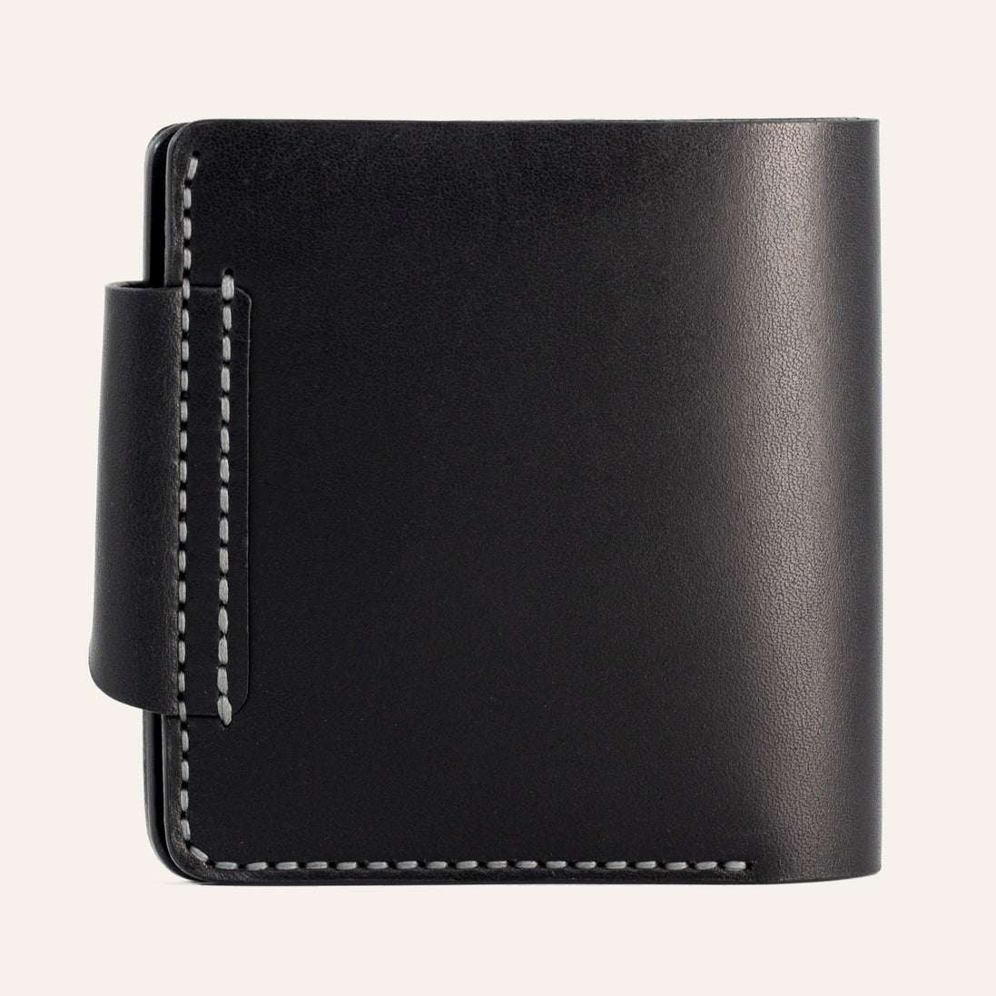 Geleneksel el dikişi (Saddle Stitch) detayı - Mumlu ip ve siyah deri