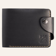 MZ Leather Craft çıtçıtlı siyah Buttero deri klasik erkek cüzdanı, kapalı önden görünüm ve kontrast sarı el dikişi detayları | MZ Leather Craft classic Black Buttero leather bifold wallet with snap closure, closed front view with yellow hand-stitching