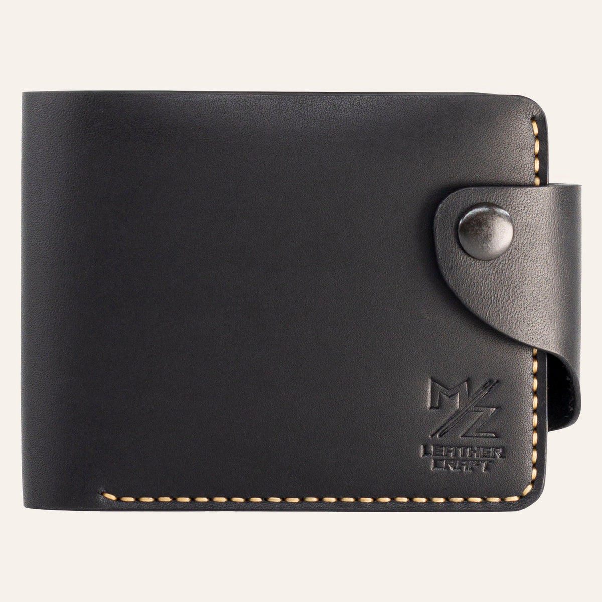 MZ Leather Craft çıtçıtlı siyah Buttero deri klasik erkek cüzdanı, kapalı önden görünüm ve kontrast sarı el dikişi detayları | MZ Leather Craft classic Black Buttero leather bifold wallet with snap closure, closed front view with yellow hand-stitching