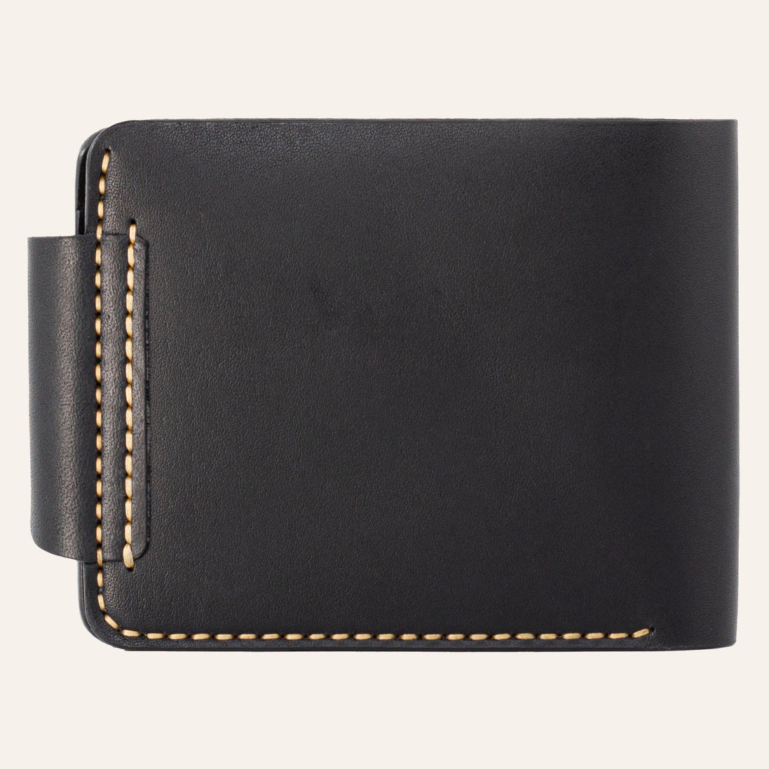 MZ Leather Craft çıtçıtlı siyah Buttero deri klasik erkek cüzdanı arka görünüm, kapama dili bağlantısı ve kontrast sarı el dikişi detayları | MZ Leather Craft classic Black Buttero leather bifold wallet back view, closure strap attachment and yellow hand-stitching details