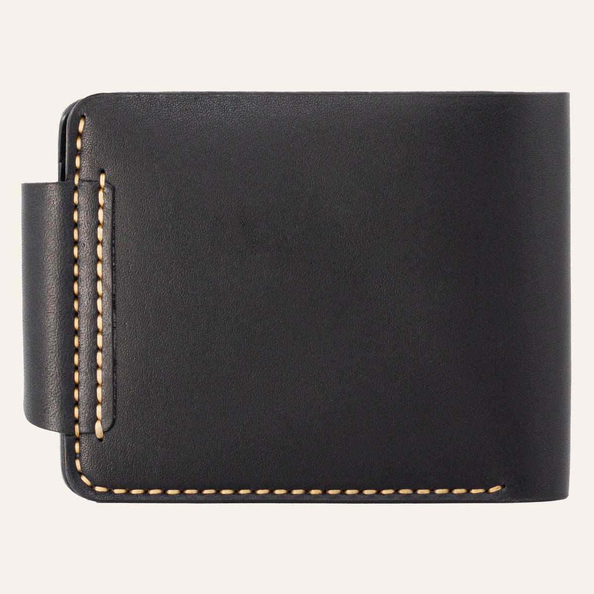 MZ Leather Craft çıtçıtlı siyah Buttero deri klasik erkek cüzdanı arka görünüm, kapama dili bağlantısı ve kontrast sarı el dikişi detayları | MZ Leather Craft classic Black Buttero leather bifold wallet back view, closure strap attachment and yellow hand-stitching details