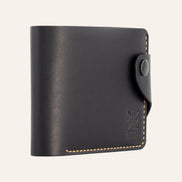 MZ Leather Craft hafif açılı siyah Buttero deri klasik erkek cüzdanı, kapalı duruş ve kontrast sarı el dikişi detayları | MZ Leather Craft slightly angled Black Buttero leather classic bifold wallet, closed position showing edge structure and yellow hand-stitching details