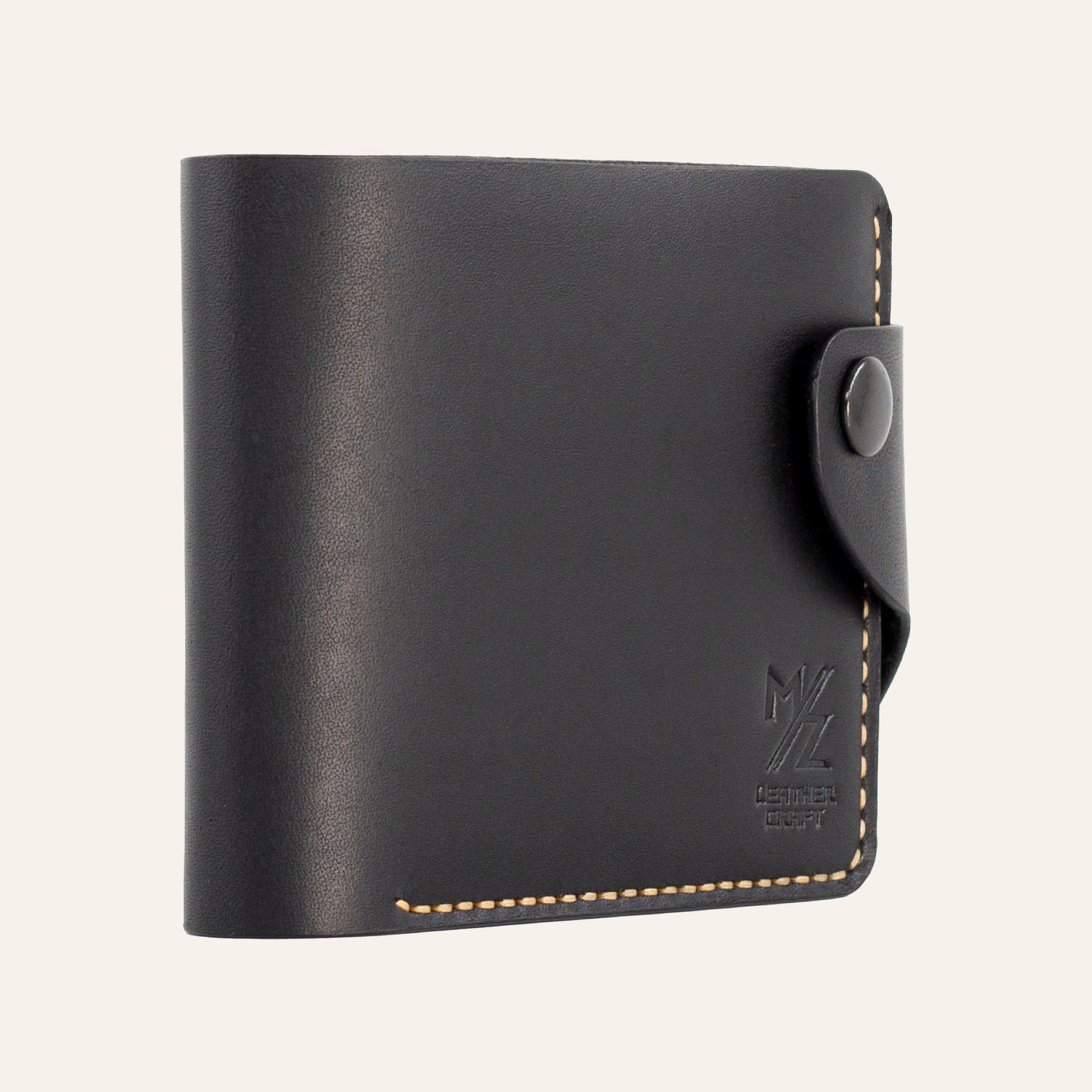 MZ Leather Craft hafif açılı siyah Buttero deri klasik erkek cüzdanı, kapalı duruş ve kontrast sarı el dikişi detayları | MZ Leather Craft slightly angled Black Buttero leather classic bifold wallet, closed position showing edge structure and yellow hand-stitching details