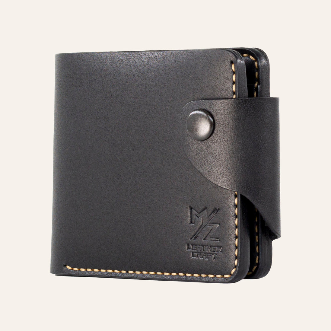 MZ Leather Craft siyah Buttero deri klasik cüzdan, yandan kapalı duruş ve sarı el dikişi detayları, sağlam çıtçıtlı kapama dili ile | MZ Leather Craft Black Buttero leather classic bifold wallet, side profile view of closed wallet with yellow hand-stitching details and secure snap closure strap