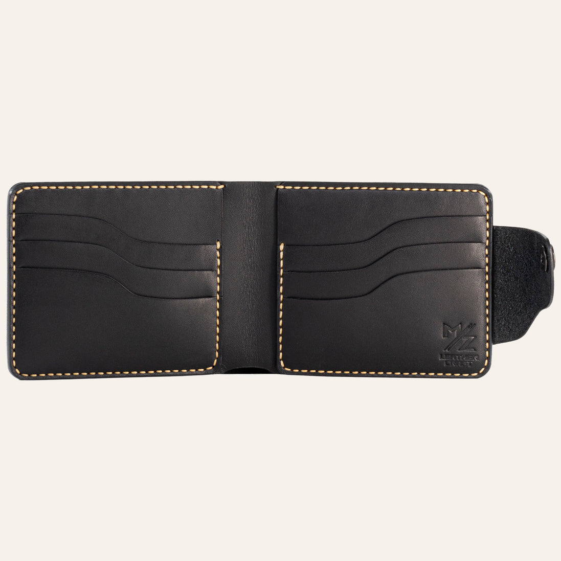 MZ Leather Craft açık siyah Buttero deri klasik cüzdan boş iç görünüm, altı kıvrımlı kart yuvası ve sarı saraç dikiş takviyeleri ile | MZ Leather Craft open Black Buttero leather classic bifold wallet empty interior view, showing six curved card slots and yellow saddle stitching details