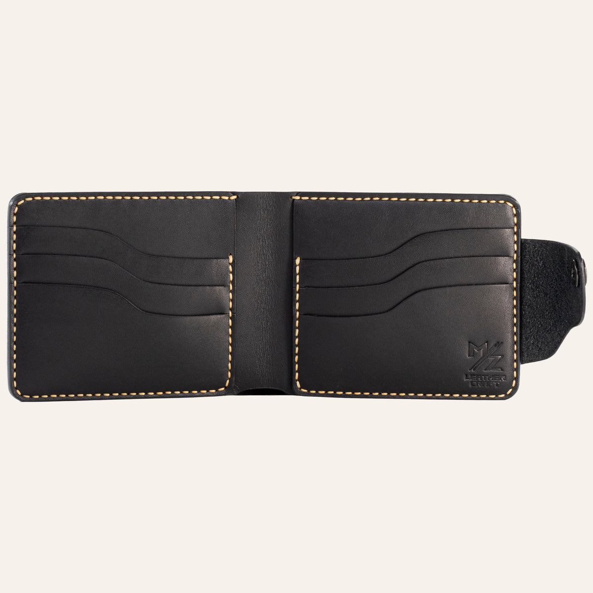 MZ Leather Craft açık siyah Buttero deri klasik cüzdan boş iç görünüm, altı kıvrımlı kart yuvası ve sarı saraç dikiş takviyeleri ile | MZ Leather Craft open Black Buttero leather classic bifold wallet empty interior view, showing six curved card slots and yellow saddle stitching details