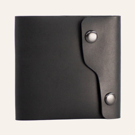 MZ Leather Craft çift çıtçıtlı dil kapaklı siyah Buttero deri erkek cüzdanı, kapalı önden görünüm ve asimetrik kapak tasarımı | MZ Leather Craft Tongue-Flap Wallet - Black Buttero Leather, closed front view showcasing the asymmetrical flap design and double-snap closure