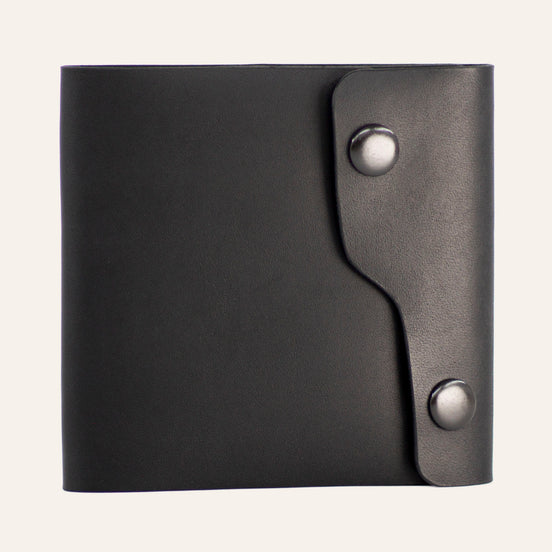 MZ Leather Craft çift çıtçıtlı dil kapaklı siyah Buttero deri erkek cüzdanı, kapalı önden görünüm ve asimetrik kapak tasarımı | MZ Leather Craft Tongue-Flap Wallet - Black Buttero Leather, closed front view showcasing the asymmetrical flap design and double-snap closure