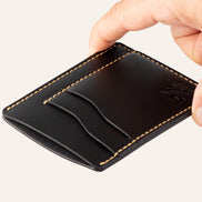 Elde tutulan MZ Leather Craft siyah renk Buttero deri dikey kartlığın kart bölmeleri ve dikiş detayı