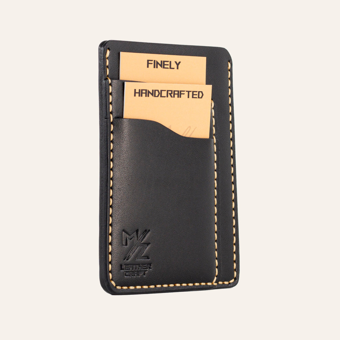 Siyah renk Buttero deri dikey kartlığın sol profil görünümü ve netlenmiş MZ Leather Craft logo baskısı