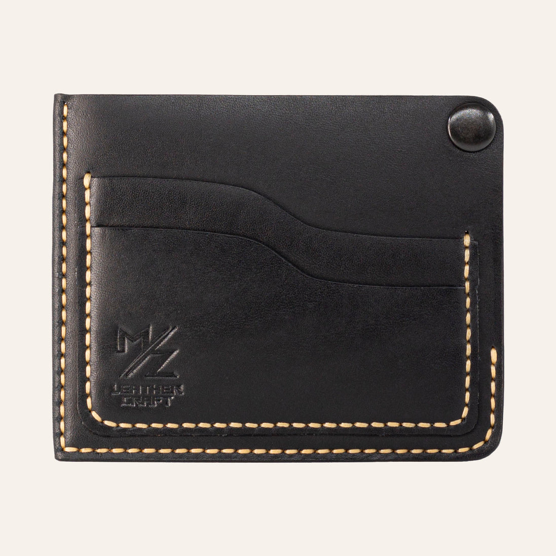 MZ Leather Craft köşe çıtçıtlı ters cüzdan siyah Buttero deri, boş kart yuvalarını, kıvrımlı kesim hatlarını ve kapalı köşe çıtçıtını gösteren ön görünüm | The Inverse Wallet | Corner Snap Edition - Black Buttero Leather by MZ Leather Craft, front view showing empty card slots, curved cut lines, and closed corner snap