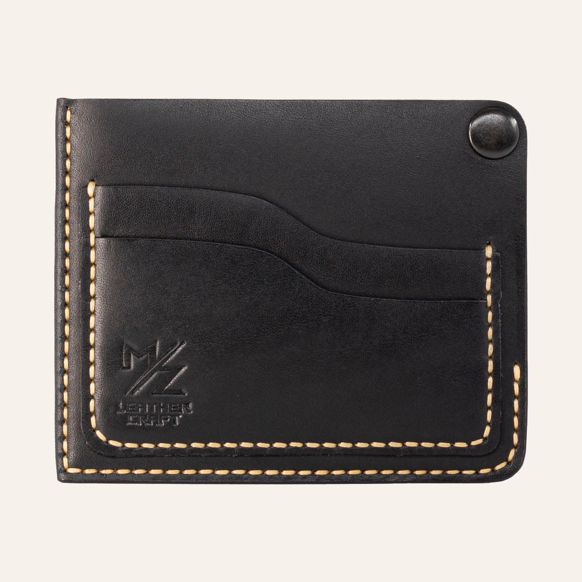MZ Leather Craft köşe çıtçıtlı ters cüzdan siyah Buttero deri, boş kart yuvalarını, kıvrımlı kesim hatlarını ve kapalı köşe çıtçıtını gösteren ön görünüm | The Inverse Wallet | Corner Snap Edition - Black Buttero Leather by MZ Leather Craft, front view showing empty card slots, curved cut lines, and closed corner snap
