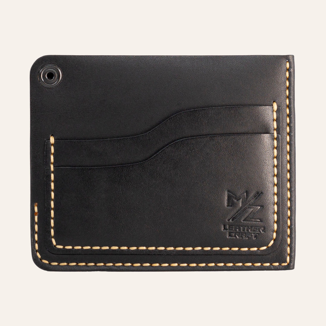 MZ Leather Craft köşe çıtçıtlı ters cüzdan siyah Buttero deri arka yüz görünümü, boş kıvrımlı kart yuvası, sarı el dikişleri ve açık çıtçıt mekanizması | The Inverse Wallet | Corner Snap Edition - Black Buttero Leather by MZ Leather Craft back face view, showing an empty curved card slot, yellow hand-stitching, and open snap mechanism
