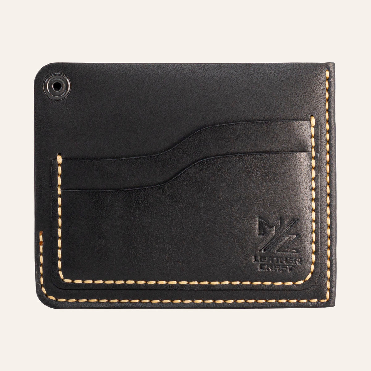 MZ Leather Craft köşe çıtçıtlı ters cüzdan siyah Buttero deri arka yüz görünümü, boş kıvrımlı kart yuvası, sarı el dikişleri ve açık çıtçıt mekanizması | The Inverse Wallet | Corner Snap Edition - Black Buttero Leather by MZ Leather Craft back face view, showing an empty curved card slot, yellow hand-stitching, and open snap mechanism
