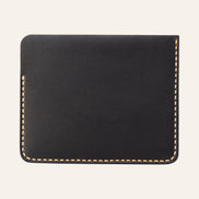 MZ Leather Craft siyah Buttero deri ters cüzdan, kesintisiz düz deri paneli ve çevreleyen sarı el dikişlerini gösteren arka görünüm | The Inverse Wallet - Black Buttero Leather by MZ Leather Craft, flat back view showcasing the seamless leather panel and surrounding yellow hand-stitching