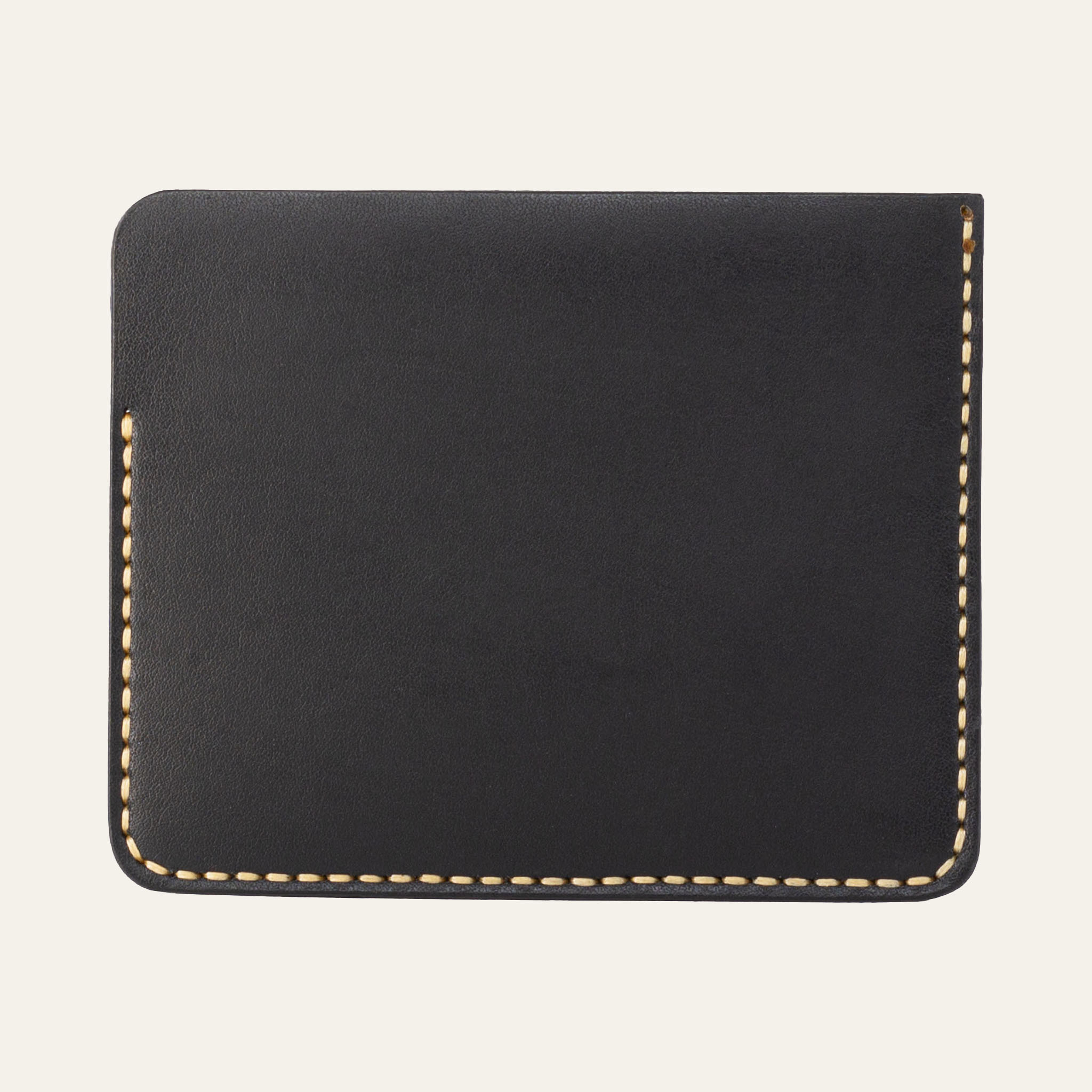 MZ Leather Craft siyah Buttero deri ters cüzdan, kesintisiz düz deri paneli ve çevreleyen sarı el dikişlerini gösteren arka görünüm | The Inverse Wallet - Black Buttero Leather by MZ Leather Craft, flat back view showcasing the seamless leather panel and surrounding yellow hand-stitching