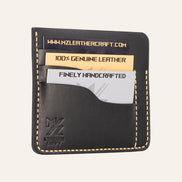 MZ Leather Craft siyah Buttero deri ters cüzdan, kartlarla dolu hafif açılı sol profil görünümü, mat yüzey dokusu ve sarı el dikişi hattı | The Inverse Wallet - Black Buttero Leather by MZ Leather Craft, closed slightly angled left profile view filled with cards, showing matte surface texture and yellow hand-stitching line