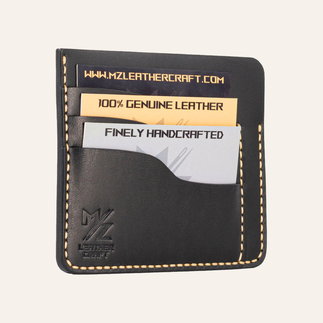 MZ Leather Craft siyah Buttero deri ters cüzdan, kartlarla dolu hafif açılı sol profil görünümü, mat yüzey dokusu ve sarı el dikişi hattı | The Inverse Wallet - Black Buttero Leather by MZ Leather Craft, closed slightly angled left profile view filled with cards, showing matte surface texture and yellow hand-stitching line