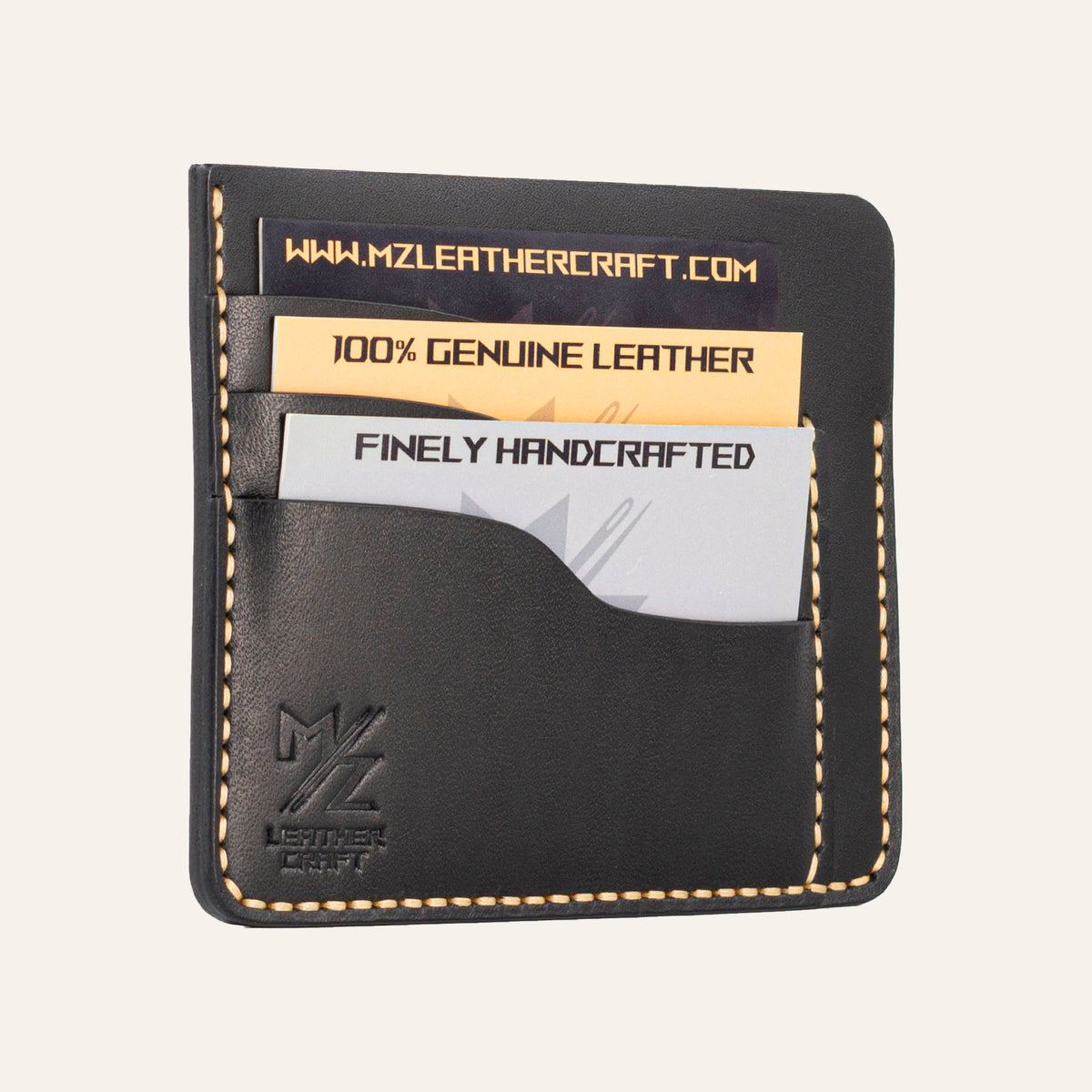 MZ Leather Craft siyah Buttero deri ters cüzdan, kartlarla dolu hafif açılı sol profil görünümü, mat yüzey dokusu ve sarı el dikişi hattı | The Inverse Wallet - Black Buttero Leather by MZ Leather Craft, closed slightly angled left profile view filled with cards, showing matte surface texture and yellow hand-stitching line