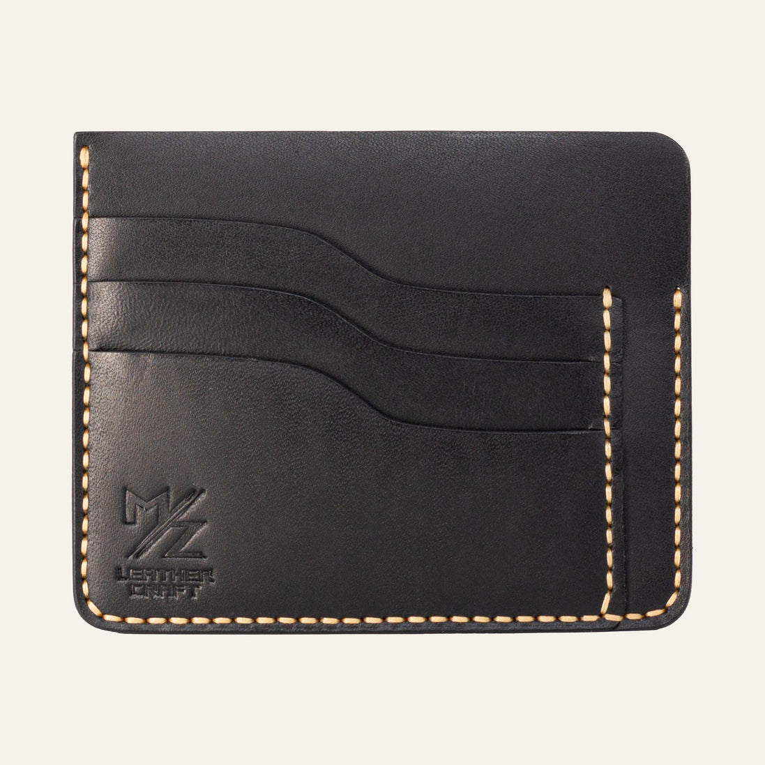 MZ Leather Craft siyah Buttero deri ters cüzdan, 3 boş kart yuvasını ve mat deri dokusunu gösteren düz ön görünüm, sarı el dikişleri ve kabartmalı MZ logosu | The Inverse Wallet - Black Buttero Leather by MZ Leather Craft, flat front view showing 3 empty card slots and matte leather texture, with yellow hand-stitching and embossed MZ logo