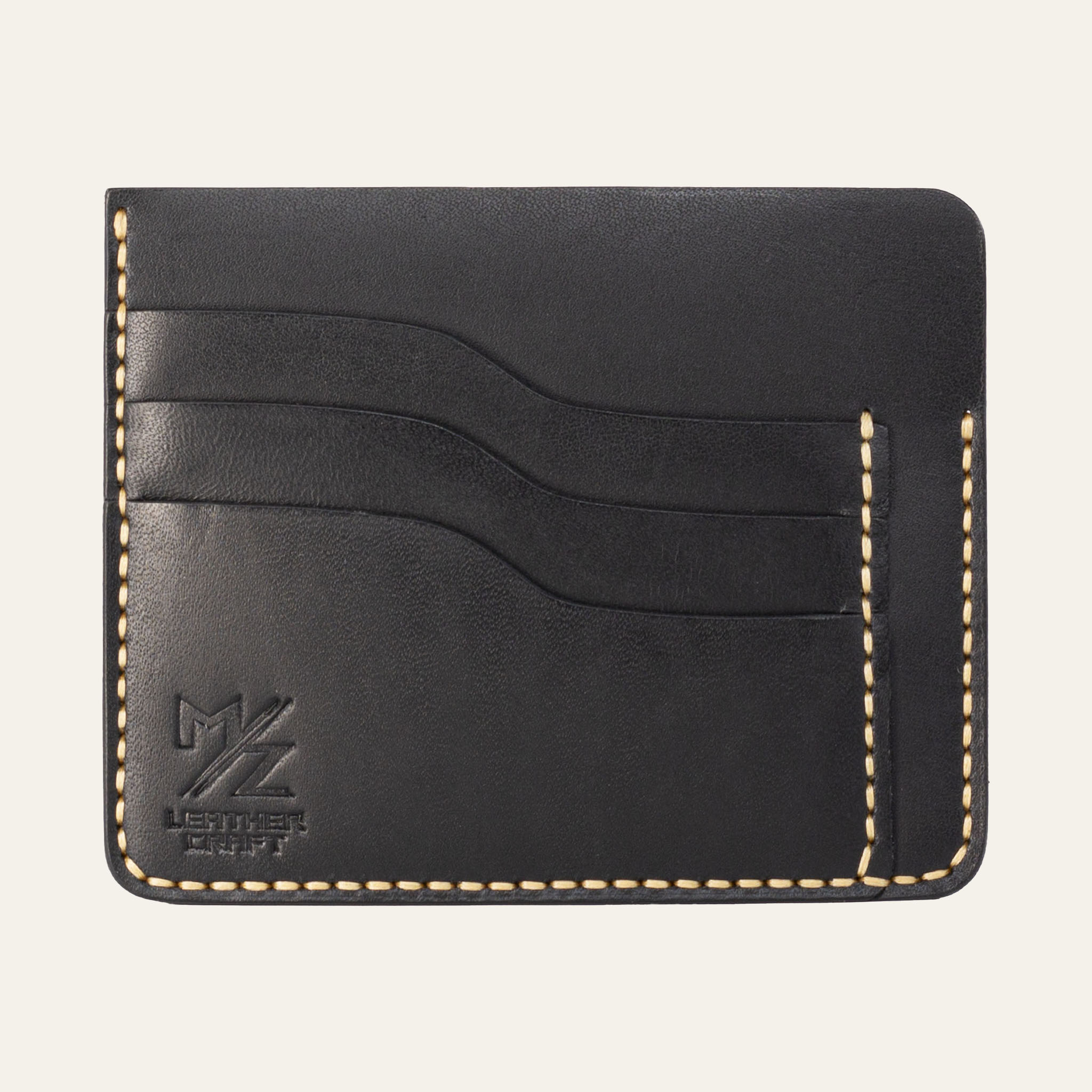 MZ Leather Craft siyah Buttero deri ters cüzdan, 3 boş kart yuvasını ve mat deri dokusunu gösteren düz ön görünüm, sarı el dikişleri ve kabartmalı MZ logosu | The Inverse Wallet - Black Buttero Leather by MZ Leather Craft, flat front view showing 3 empty card slots and matte leather texture, with yellow hand-stitching and embossed MZ logo