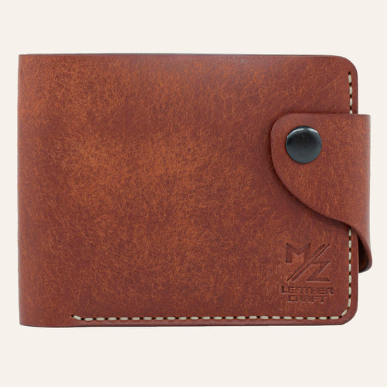 MZ Leather Craft çıtçıtlı kiremit Pueblo deri klasik erkek cüzdanı, kapalı önden görünüm ve kontrast açık gri el dikişi detayları | MZ Leather Craft classic siena Pueblo leather bifold wallet with snap closure, closed front view with light gray hand-stitching